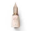 Gros plan sur le flacon Le Falconé Risala Forever 100ml avec un bouchon en plume d'oie dorée. Une prise de vue en studio du flacon de parfum Risala Forever 100ml, mettant en valeur son corps épuré et le capuchon sculpté et complexe de la plume d'oie dorée qui définit ce parfum de niche unique.